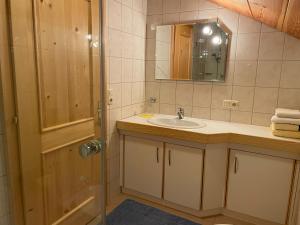 LeisachKlausmoarhof的一间带水槽和镜子的浴室