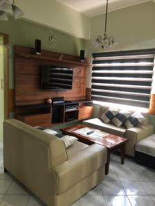 马尼拉Condo in Ermita Manila, Near US Embassy, Mall and Parks with Excellent View的带沙发和咖啡桌的客厅