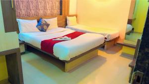 孟买Hotel Icon International Airport Mumbai的酒店客房 - 带两张床