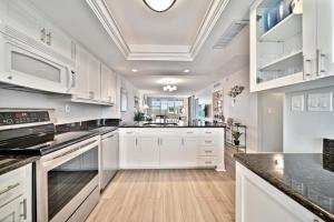 萨尼贝尔Loggerhead Cay #324的厨房配有白色橱柜和天花板