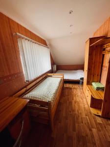 拉加希姆斯Dimanti的客房设有两张床和窗户。