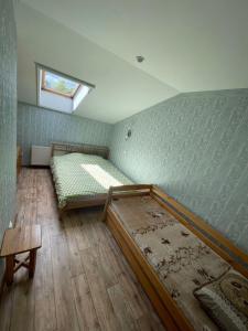 拉加希姆斯Dimanti的一间卧室设有两张床和一个小窗口