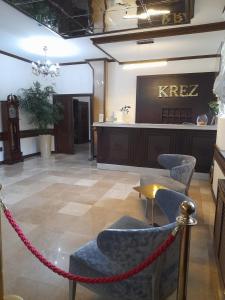 奎兹洛达Hotel KREZ的大堂设有理发店,配有连锁和椅子