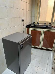 迪拜Fully Furnished Studio Appartment next to Sharaf DG metro Station的厨房配有小冰箱