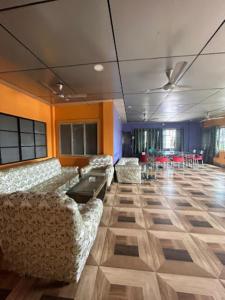 阿加尔塔拉Roop Amrit Guest House , Agartala的大型客房设有沙发、桌子和椅子。