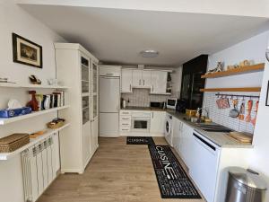 Sant PereAltissim Tarter - Inclès - Ransol的厨房配有白色橱柜和白色家电