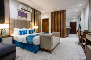 海米斯穆谢特جولدن بوجاري الضيافه的酒店客房设有床和客厅。