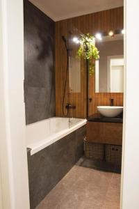 奥拉迪亚6 DOC Dream Apartment 6 +Parcare的带浴缸和盥洗盆的浴室