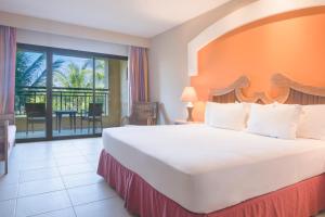 普拉亚多Iberostar Bahia - All Inclusive的酒店客房设有一张床和一个阳台。