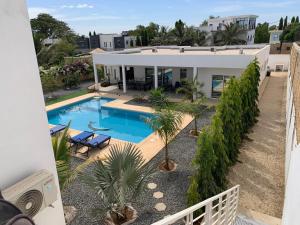 恩加帕鲁Studio Les Hirondelles的享有带游泳池的房屋的空中景致