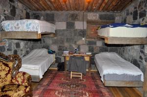 SelimDoğunun Taş Evleri的带两张双层床和椅子的房间