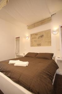 巴里Rifugio Degli Svevi的一间卧室配有一张床,上面有两条毛巾