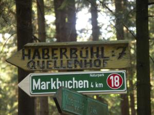 KollnburgQuellenhof Kollnburg的a sign for auchnaturaluculturaluculturalride in a forest