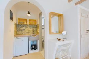 布拉卡Ampelos Plaka的白色的厨房设有水槽和台面