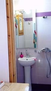 Manganítiszacharoularooms3的一间带水槽和镜子的浴室