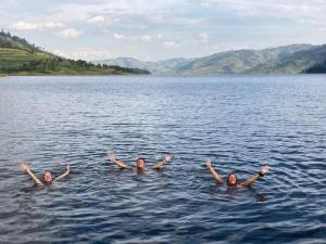 卡巴莱Paradise Eco-Hub的在湖中游泳的一群人
