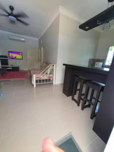 Hutan MelintangLa Familia Homestay Bagan Datuk的客厅配有吊扇和桌子