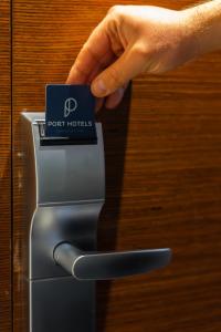 埃尔切埃尔切港酒店的手把信用卡推入调压机