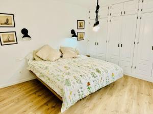 科斯塔特吉塞Luxury Bungalow Playa Roca的卧室内的一张床位,拥有白色的墙壁和木地板