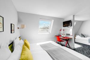 巴黎阿斯托亚阿斯托特尔酒店的白色卧室配有床和书桌