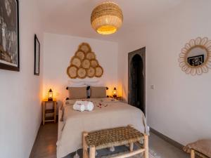 马拉喀什Riad Nelia De Marrakech Hotel Boutique & Spa的一间卧室配有一张大床和一张桌子