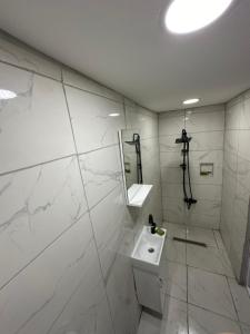 YıldırımREYNA OTEL的白色的浴室设有水槽和镜子