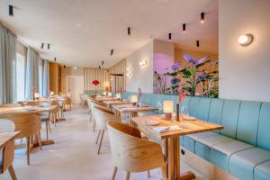 明登拜德明登酒店的一间设有木桌和蓝色座椅的餐厅