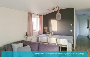 劳雷尔苏格Siblu camping Lauwersoog的客厅配有沙发和桌子