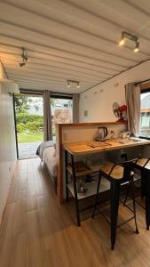 普孔French Andes Apart Hostel的一间卧室配有一张桌子、一张床、一张桌子和一张书桌。