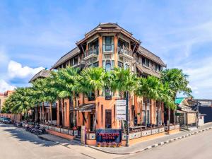 查汶苏梅岛查汶塔纳美居酒店的一座棕榈树环绕的大建筑