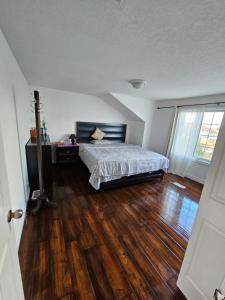 基奇纳Quiet cozy room的一间卧室配有一张床,铺有木地板