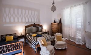 维耶特里Beatrice Luxury Apartment的一间卧室,卧室内配有一张床和椅子
