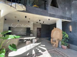 爱妮岛Happiness Kulambo Villa El Nido的客厅配有桌子和椅子