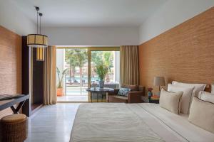 维拉摩拉Anantara Vilamoura Algarve Resort的一间带大床的卧室和一间客厅