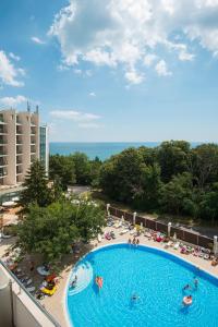 金沙MiRaBelle Hotel - Half Board Plus & All Inclusive的享有度假村游泳池的顶部景致