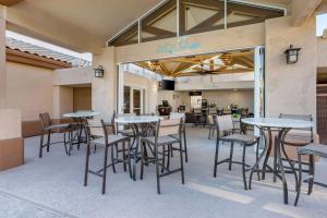 斯科茨Hilton Vacation Club Scottsdale Villa Mirage的庭院里一组桌椅