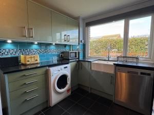 Blackwater Terrace Witham的厨房配有洗衣机和洗衣机。
