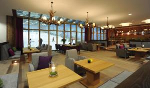 诺伊斯杜塞尔多夫/诺伊斯火与冰酒店的餐厅设有桌椅和窗户。