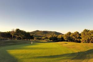 拉曼加戴尔马尔梅纳Grand Hyatt La Manga Club Golf & Spa的享有高尔夫球场和绿色美景