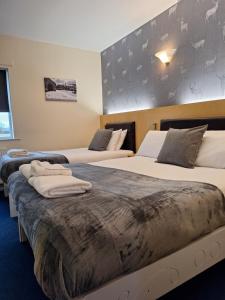 葛特纳格林米尔谷酒店的配有两张床的旅馆客房