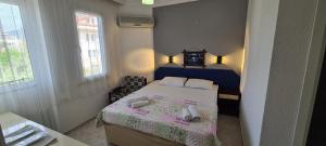厄吕代尼兹California Apart Otel的一间小卧室,配有床和窗户