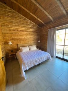 本塔纳山村Balcon del Golf的一间卧室设有一张床和木墙