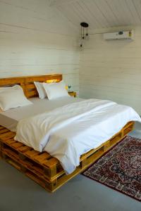 卡纳科纳The Pearl Beach Resort的一间卧室,在木制平台上配有一张大床