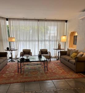 萨尔塔阿尔梅里亚酒店的带沙发和咖啡桌的客厅