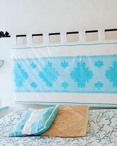 帕劳Tenuta Petra Manna的一张带蓝色和白色床单的床和枕头