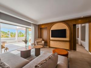阿加迪尔Sofitel Agadir Royal Bay Resort的带沙发和电视的客厅