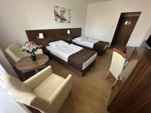布拉迪斯拉发布拉迪斯拉发酒店 的酒店客房设有两张床和一张桌子。
