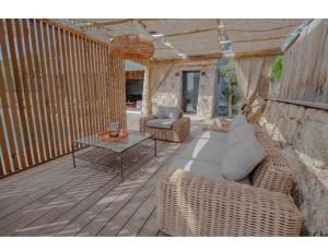 波尔蒂乔NOUVEAUTE! Magnifique villa à 2 minutes des plus belles plages de la rive sud的天井配有沙发和桌椅