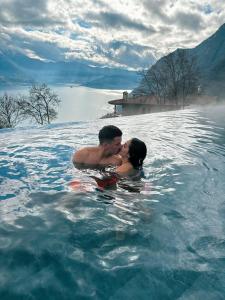 丰泰诺思捷德全景酒店的男人和女人在水里亲吻