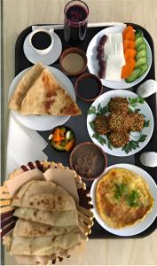 索哈尔Sama Sohar Hotel Apartments - سما صحار للشقق الفندقية的托盘,托盘上放着不同种类的食物